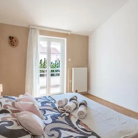 Holiday House With Pool, 4 Bedrooms, Zara