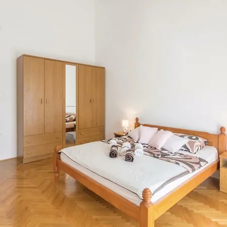 Villa Holiday House With Pool, 4 Bedrooms, Zara
